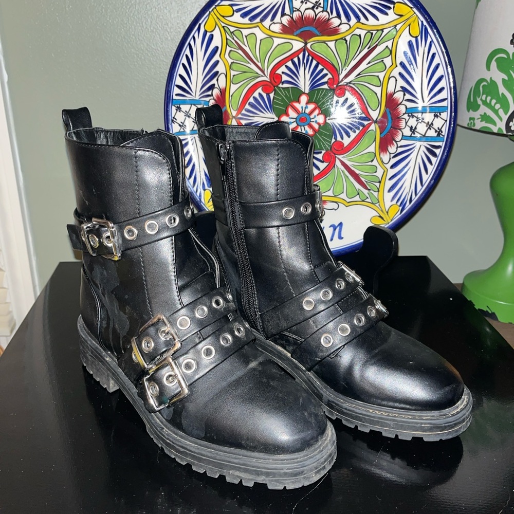 Youth moto style boot rubber sole man made upper good condition size 6 youth